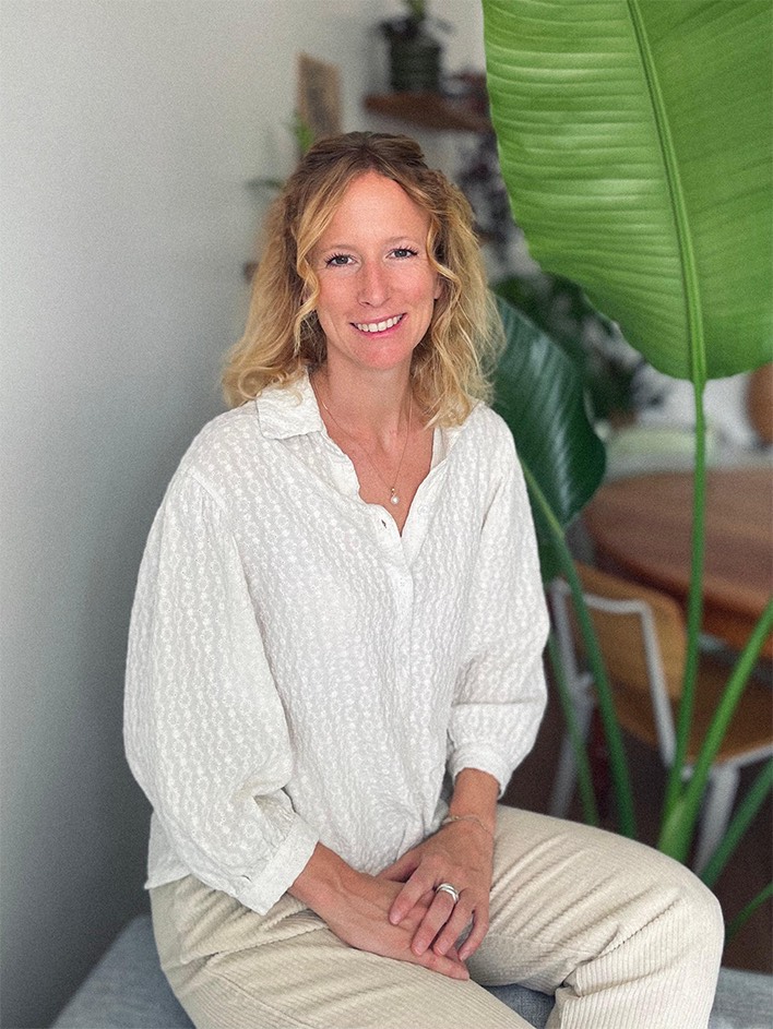 Astrid, praticienne en Ayurveda et maître Reiki, dans son cabinet à Annecy